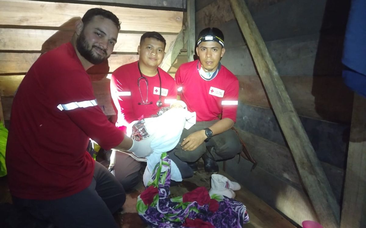 Personal de la Cruz Roja brinda atención a madre y recién nacido en Talamanca (CRC).