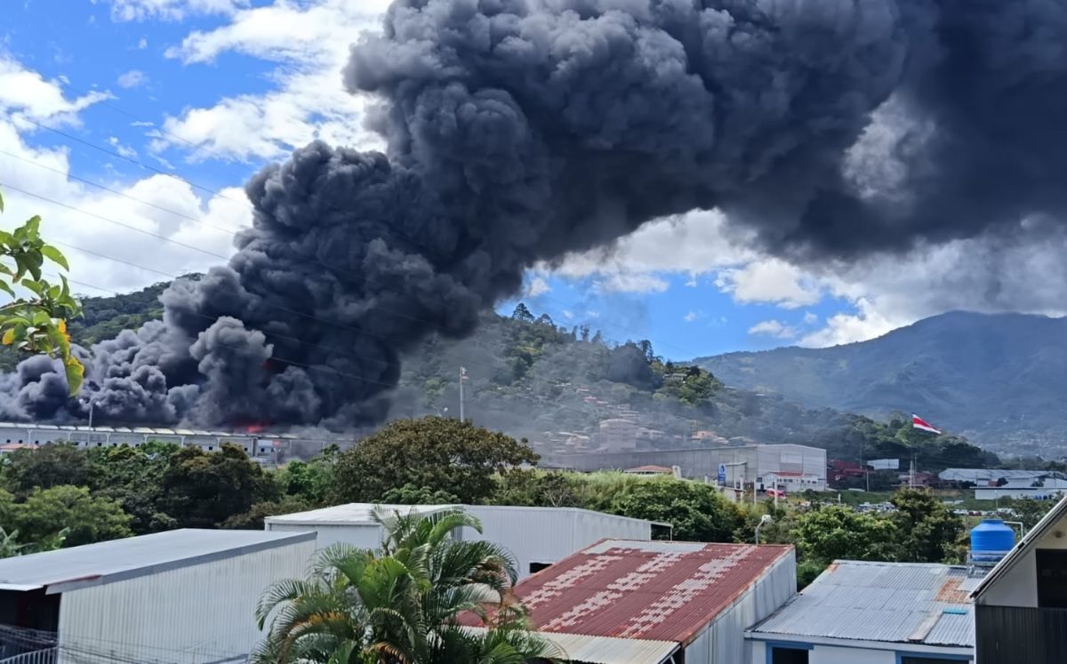 Hasta el momento, es el incendio más grande del año (Cuerpo de Bomberos).