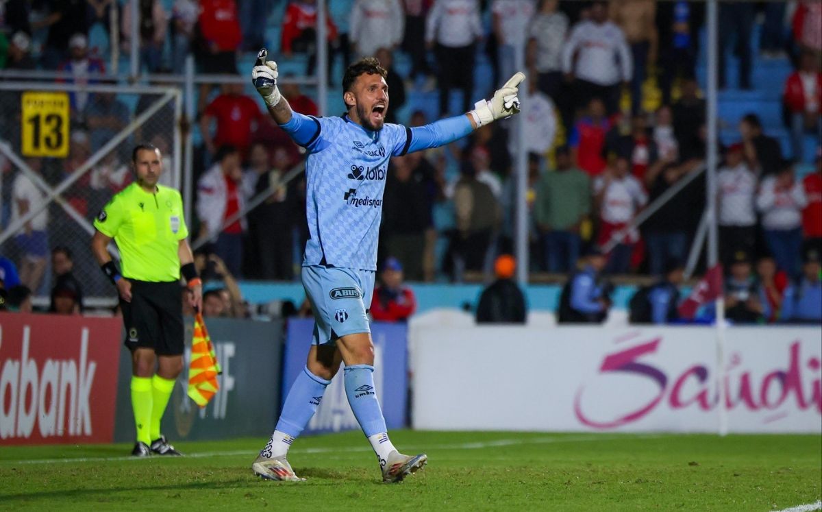 Alajuelense vive horas de incertidumbre luego de que su portero titular, Washington Ortega, sufriera una lesión.