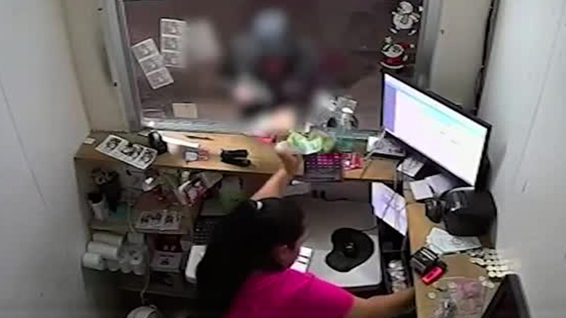 Asaltan puesto de lotería en Santa Ana