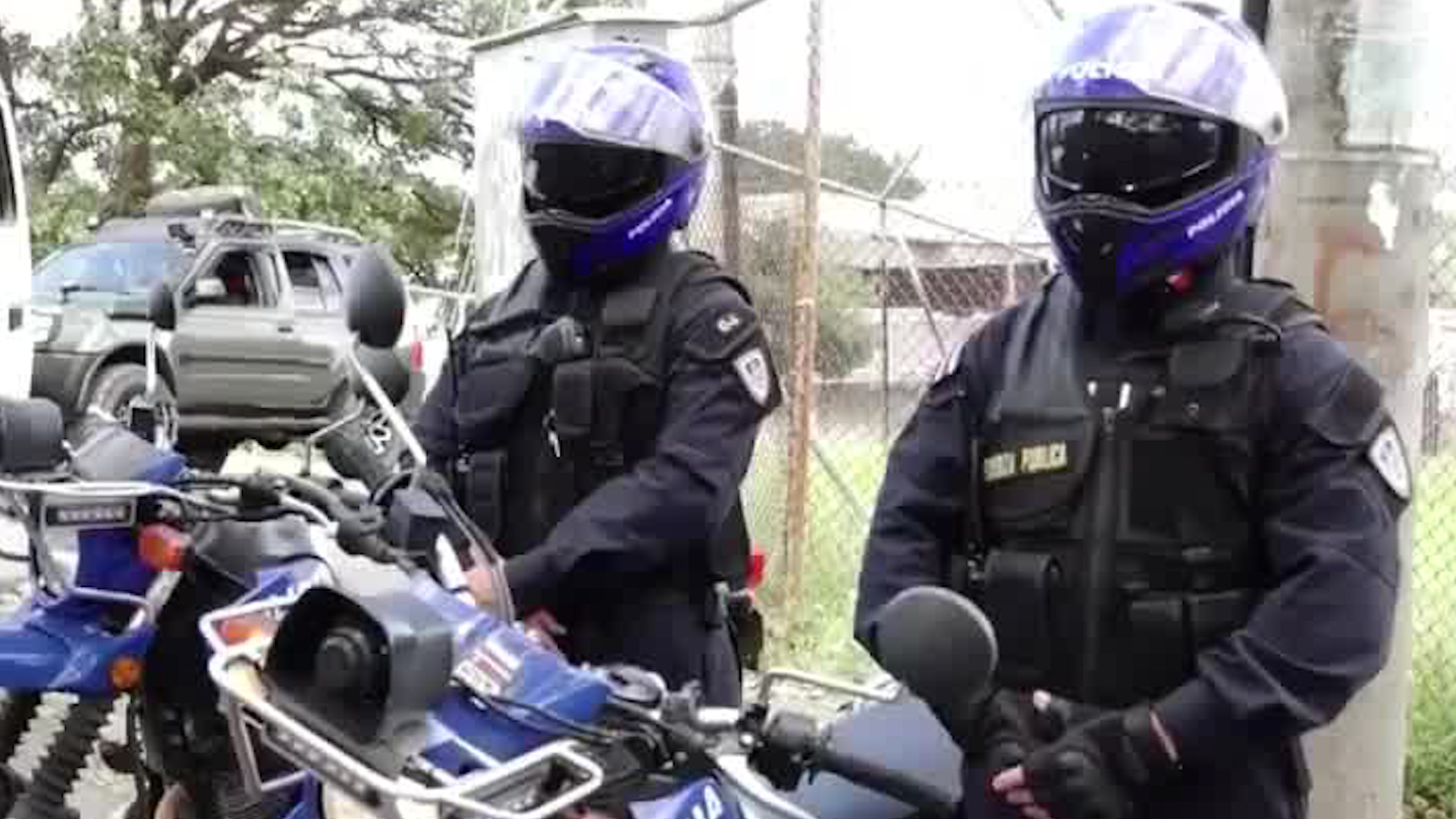 Ciudadanos molestos por el uso de celular de policías