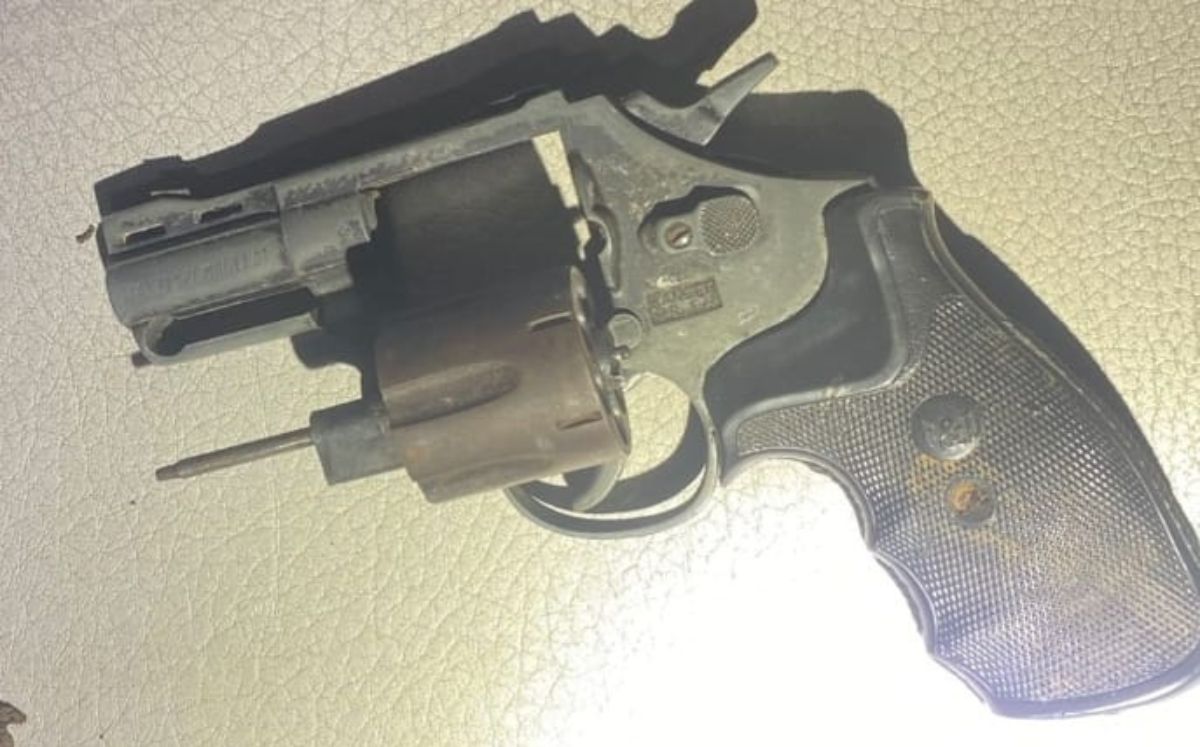 Arma decomisada por oficiales de la Fuerza Pública. (Ministerio de Seguridad)