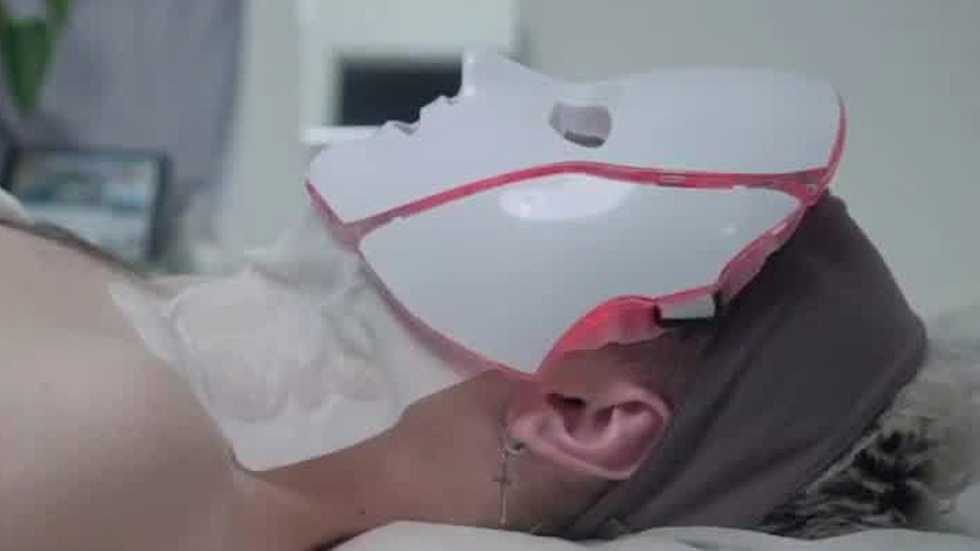 Personas utilizan máscaras LED en casa