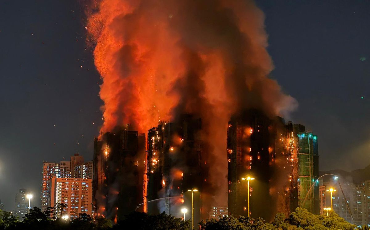 Complejo residencial en llamas en Hong Kong. (AFP)