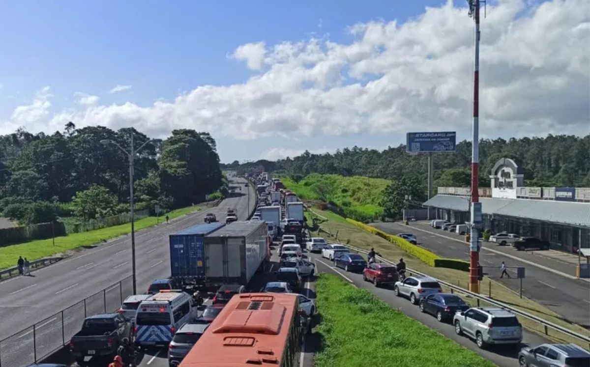 Los desvíos y rutas alternas estarán disponibles en la aplicación Waze. (Archivo)