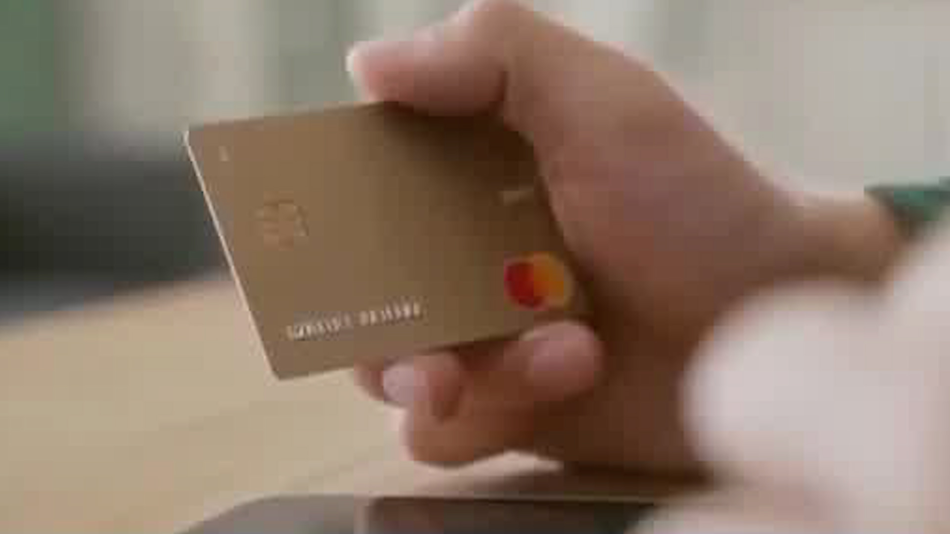 Pareja denuncia cargos por compras que no realizaron