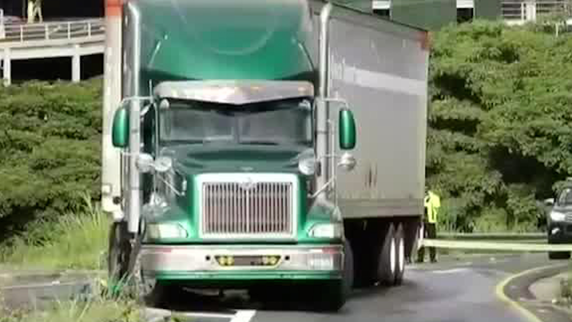 Motociclista muere tras ser arrastrado por tráiler