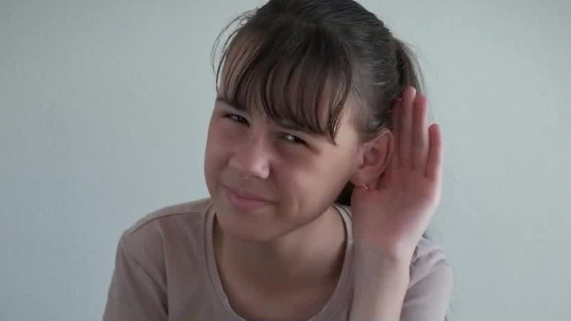 Realizan prueba auditiva de inglés a estudiante sorda