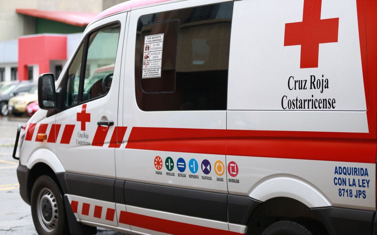 La víctima logró pedir ayuda en su vivienda y fue trasladada al hospital de San Carlos.