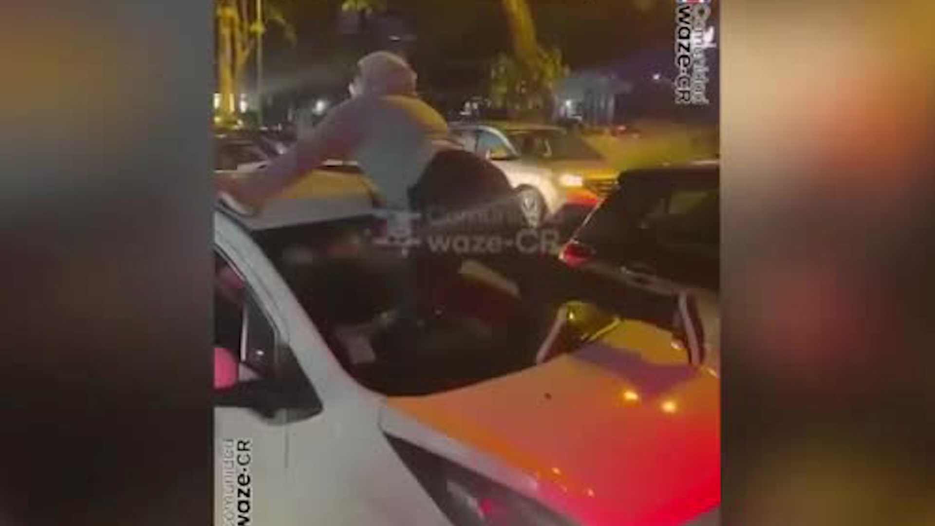 Hombre se sube a tapa de vehículo para evitar fuga de conductor