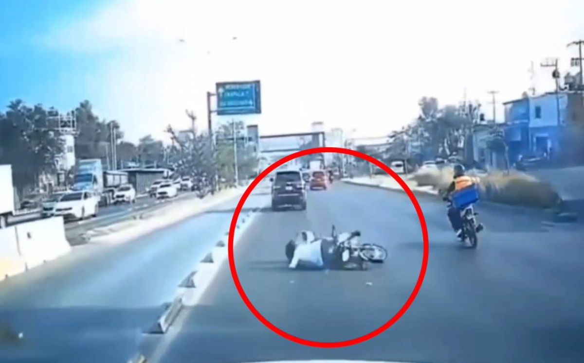 Motociclista se estrella al invadir carril exclusivo en Guadalajara