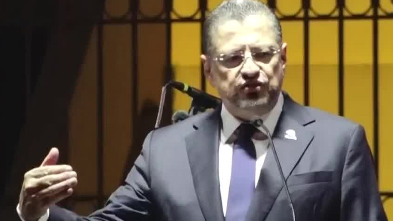 Presidente Chaves en la celebración de la Abolición del Ejército