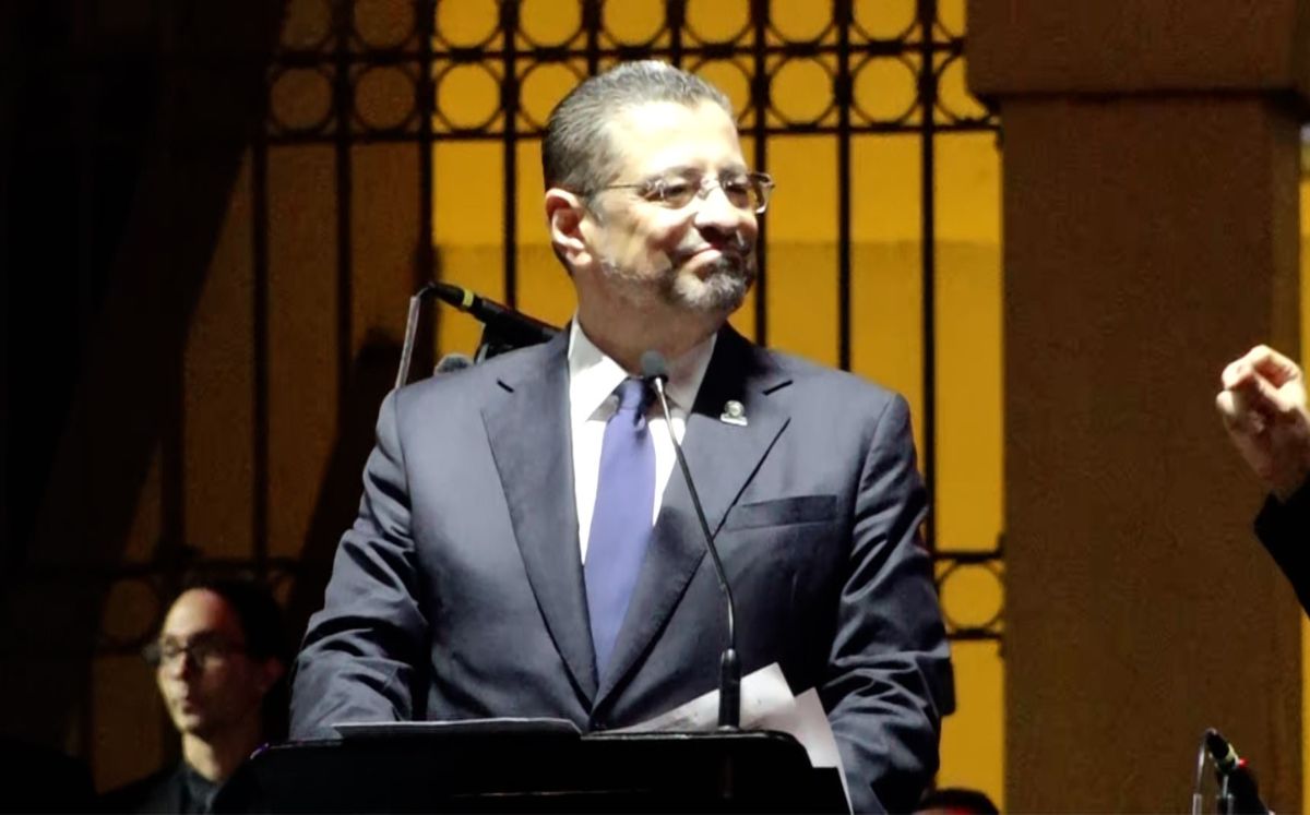 Rodrigo Chaves detiene discurso por abucheos