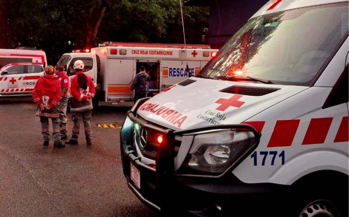 Cuerpos de emergencia trabajan en el rescate de la menor. (Cruz Roja)