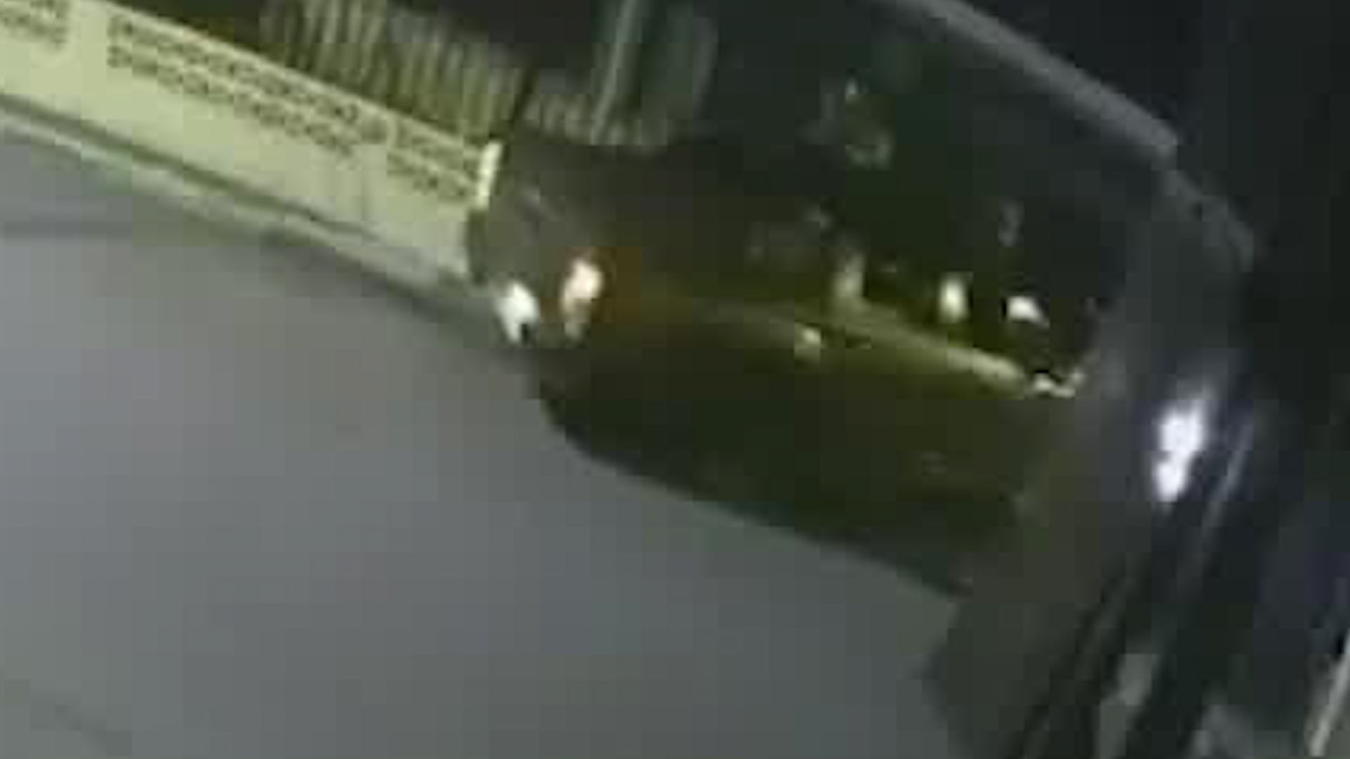 Vehículo queda incrustado en portón de casa | VIDEO