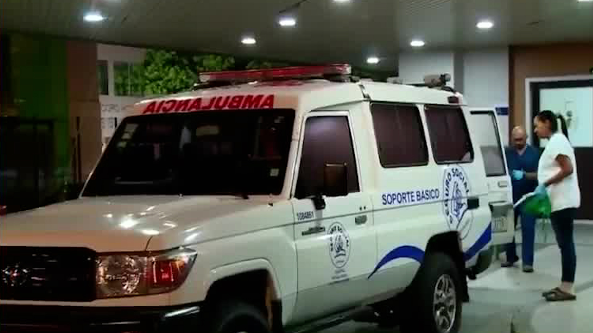 Camilla de comité de Cruz Roja retenida por saturación de hospital