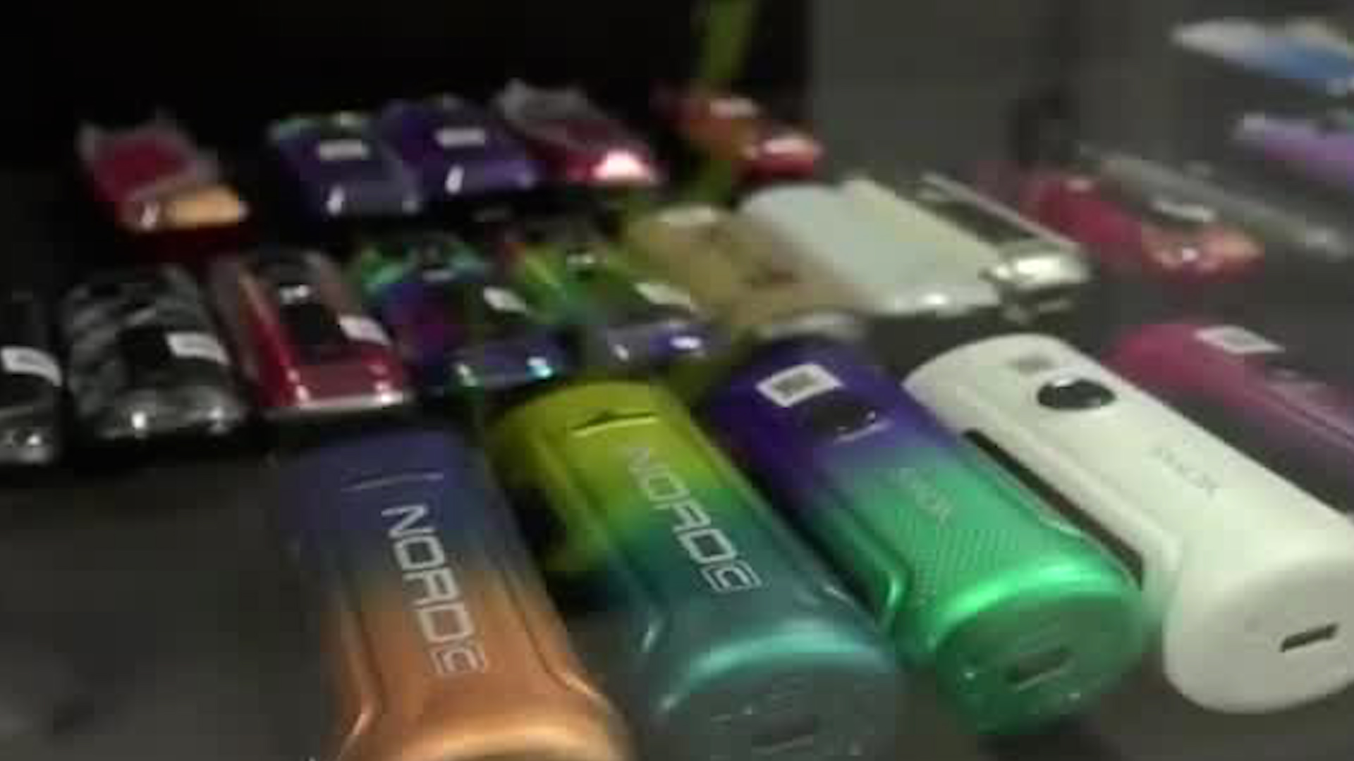 Estudiantes distribuyen vapeadores