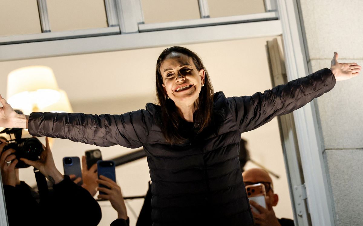 Machado recibió regalo de los seguidores. (AFP)