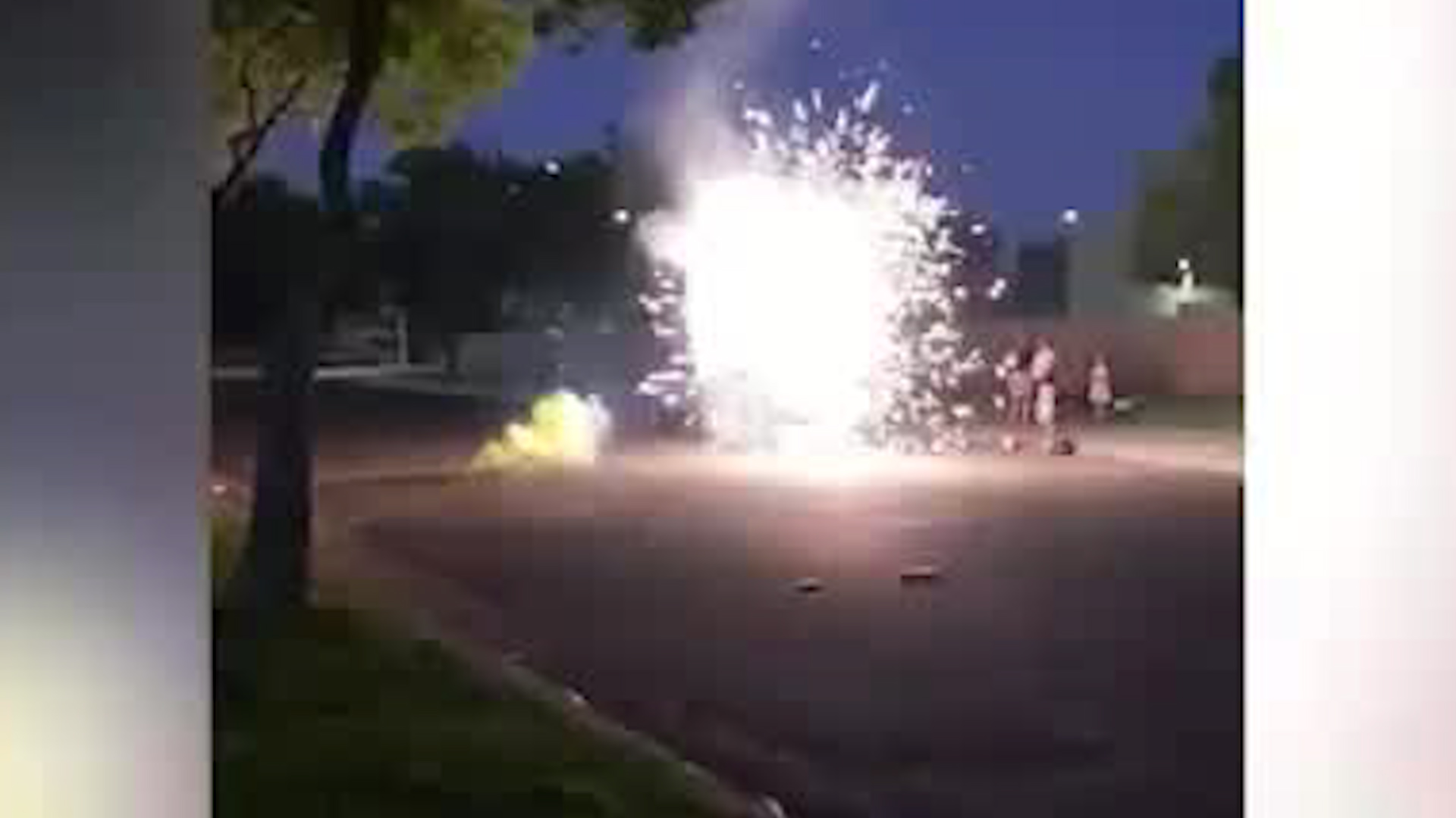 Menores lanzan pólvora a casas