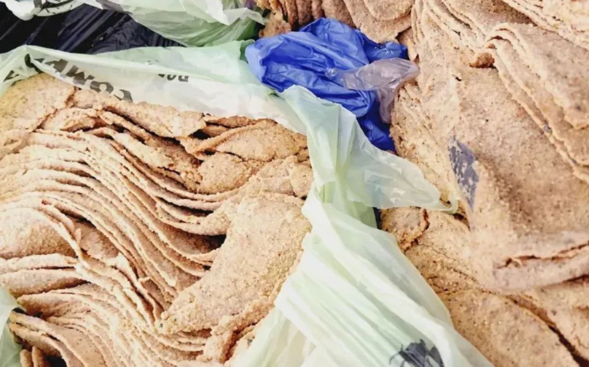Autoridades municipales descubrieron que un puesto de comida vendía milanesas elaboradas con papel higiénico y cartón prensado.