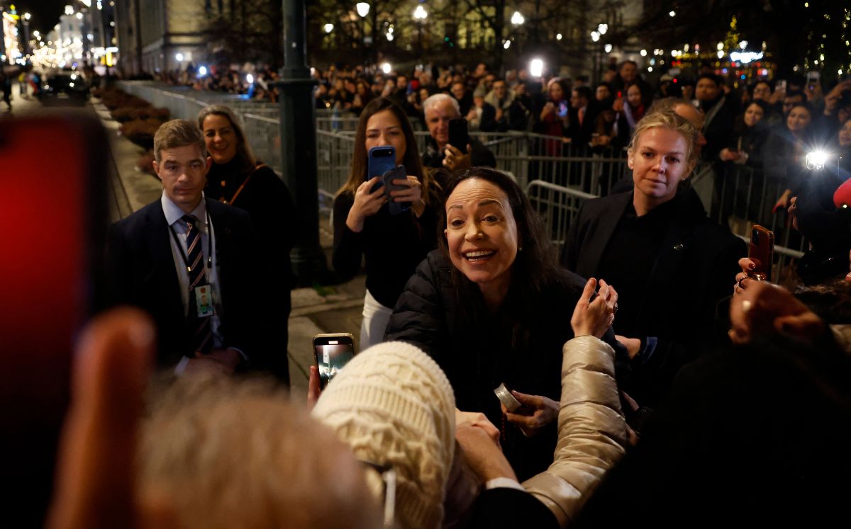 Machado recibió regalo de los seguidores en su llegada a Oslo. (AFP)