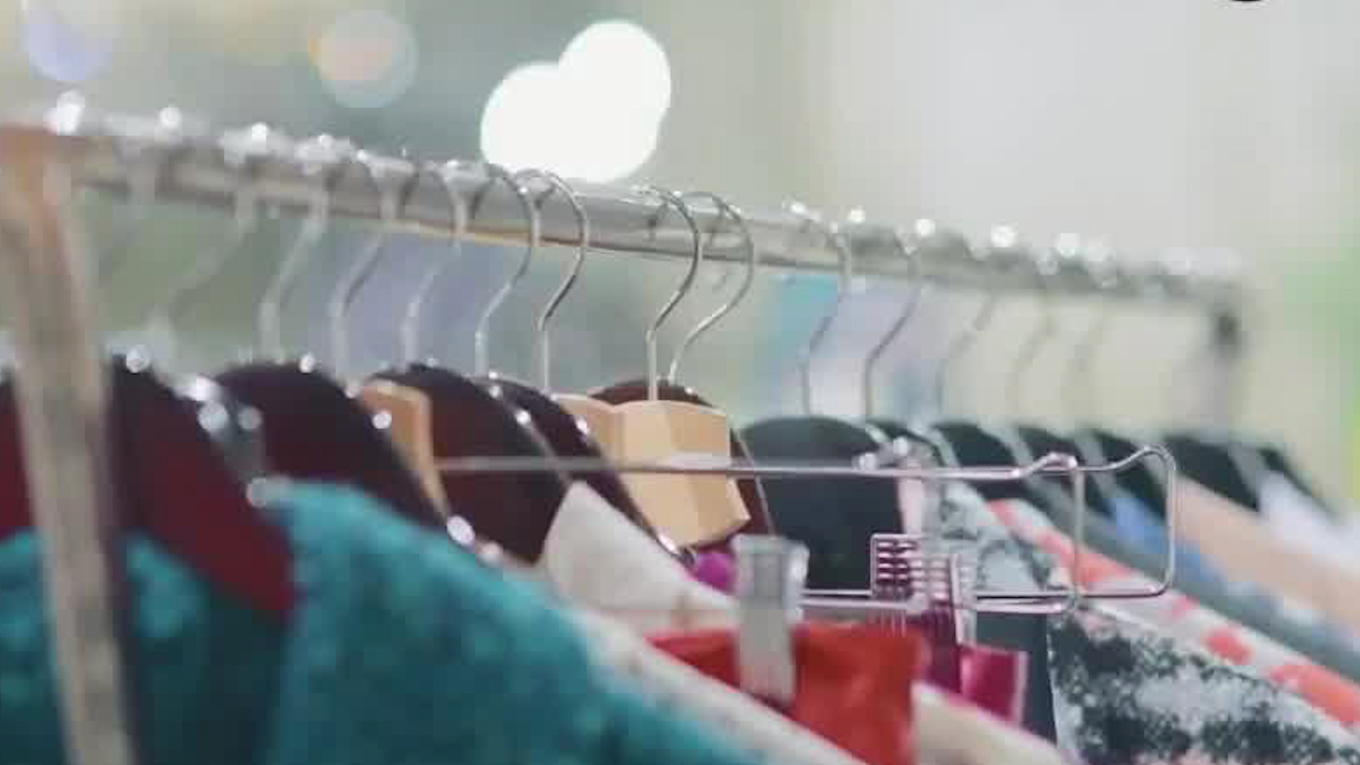 Madre e hija son retenidas en tienda por reclamo | VIDEO