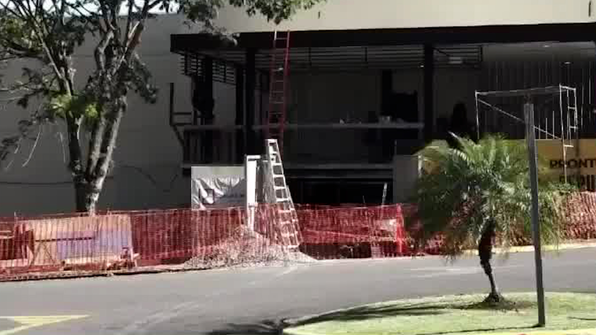 Vehículo dañado tras colapso de estructura