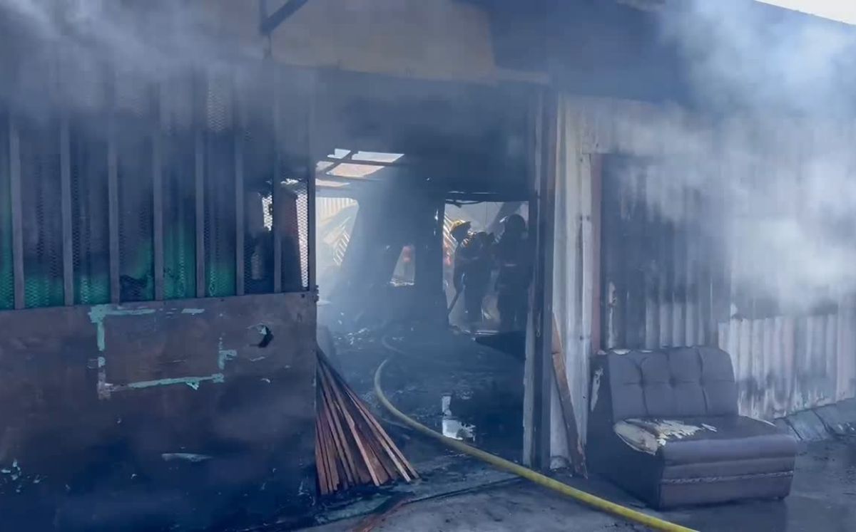 El Cuerpo de Bomberos de Costa Rica atiende la emergencia.