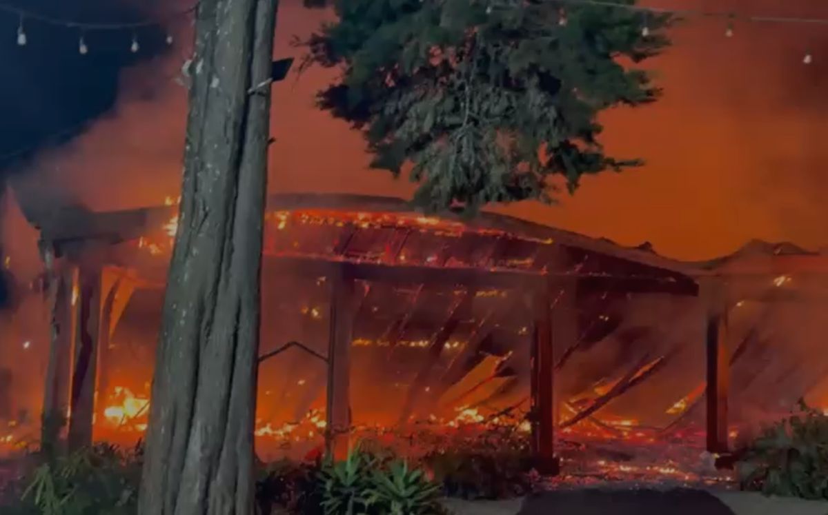 Bomberos trabajan en la extinción total de las llamas (Bomberos).