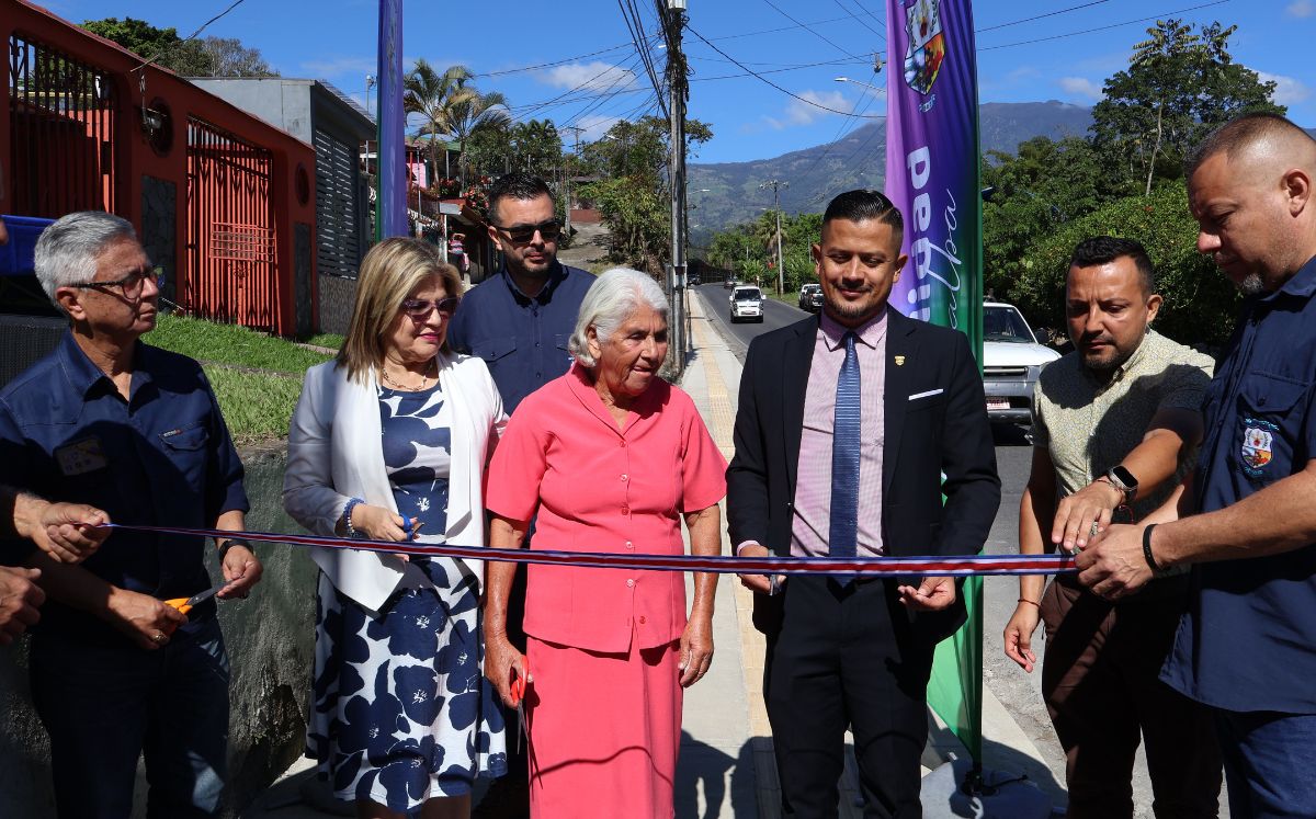Acera lleva el nombre de Olga Piedra Brenes, vecina del lugar. (Municipalidad de Turrialba)