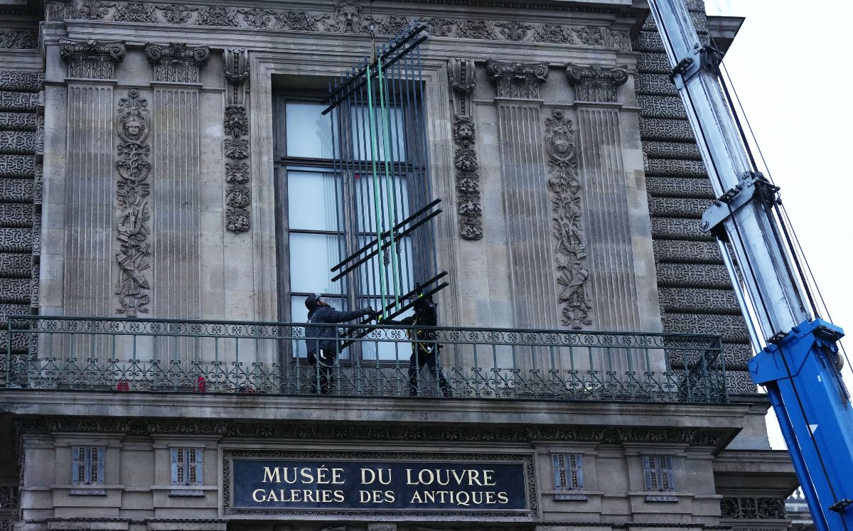 Instalaron una reja en la ventana utilizada por los ladrones. (AFP)