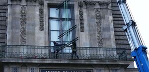 Instalaron una reja en la ventana utilizada por los ladrones. (AFP)