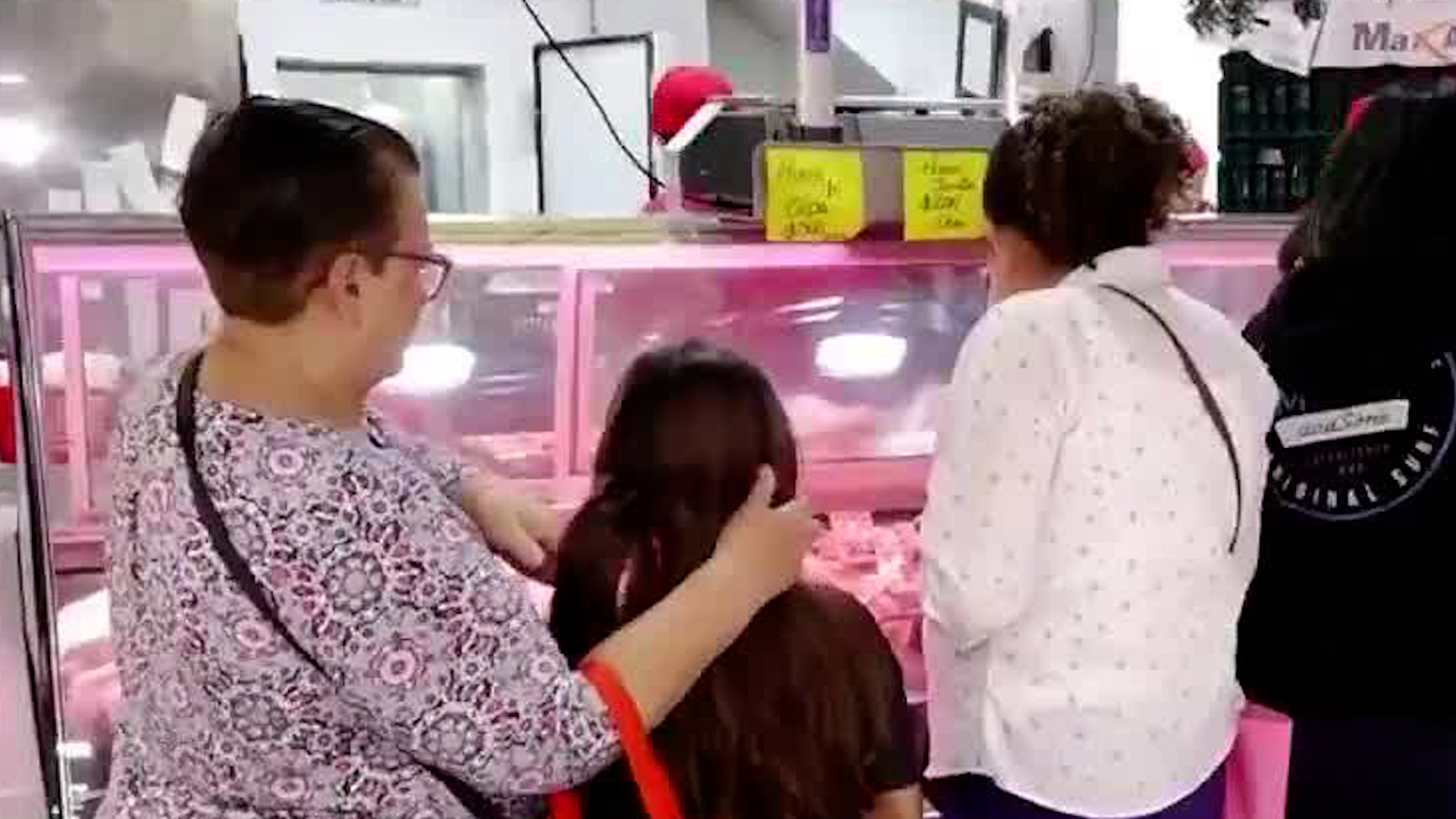 Suben compras de cena navideña