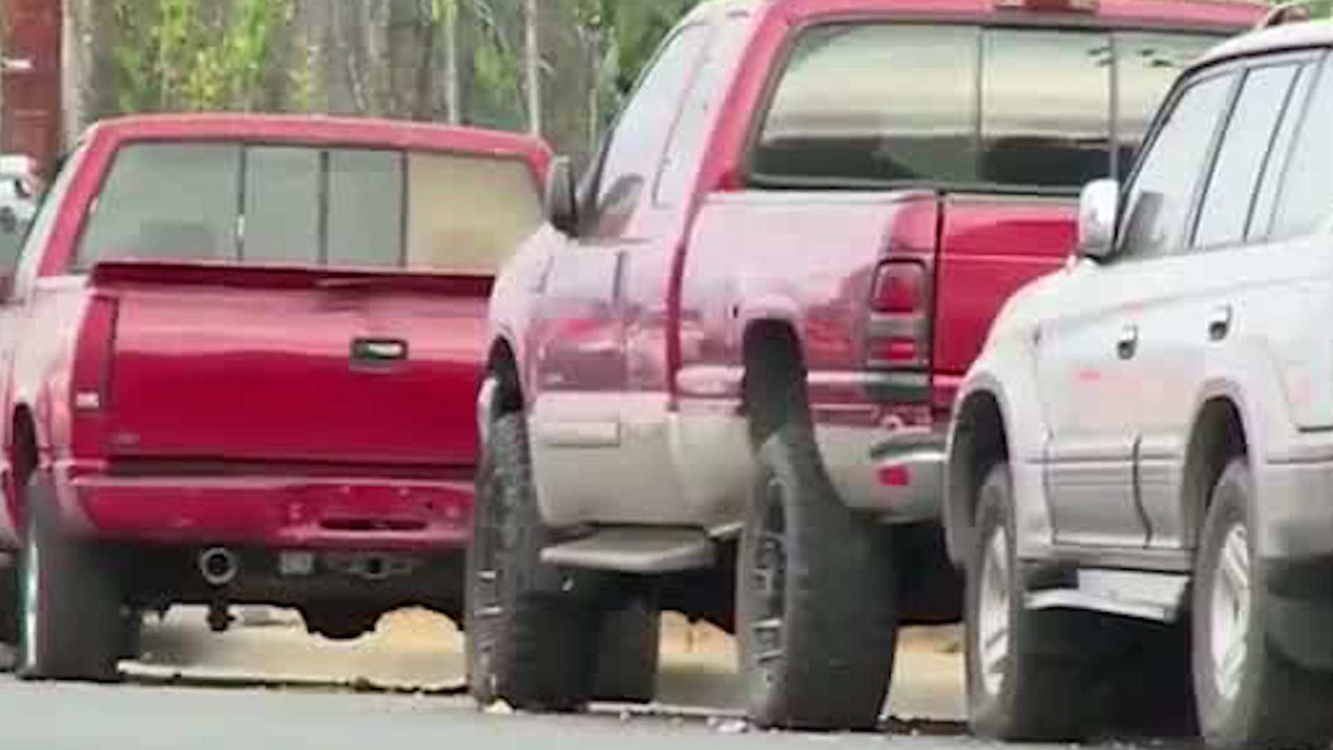Autos abandonados obstaculizan las vías | VIDEO
