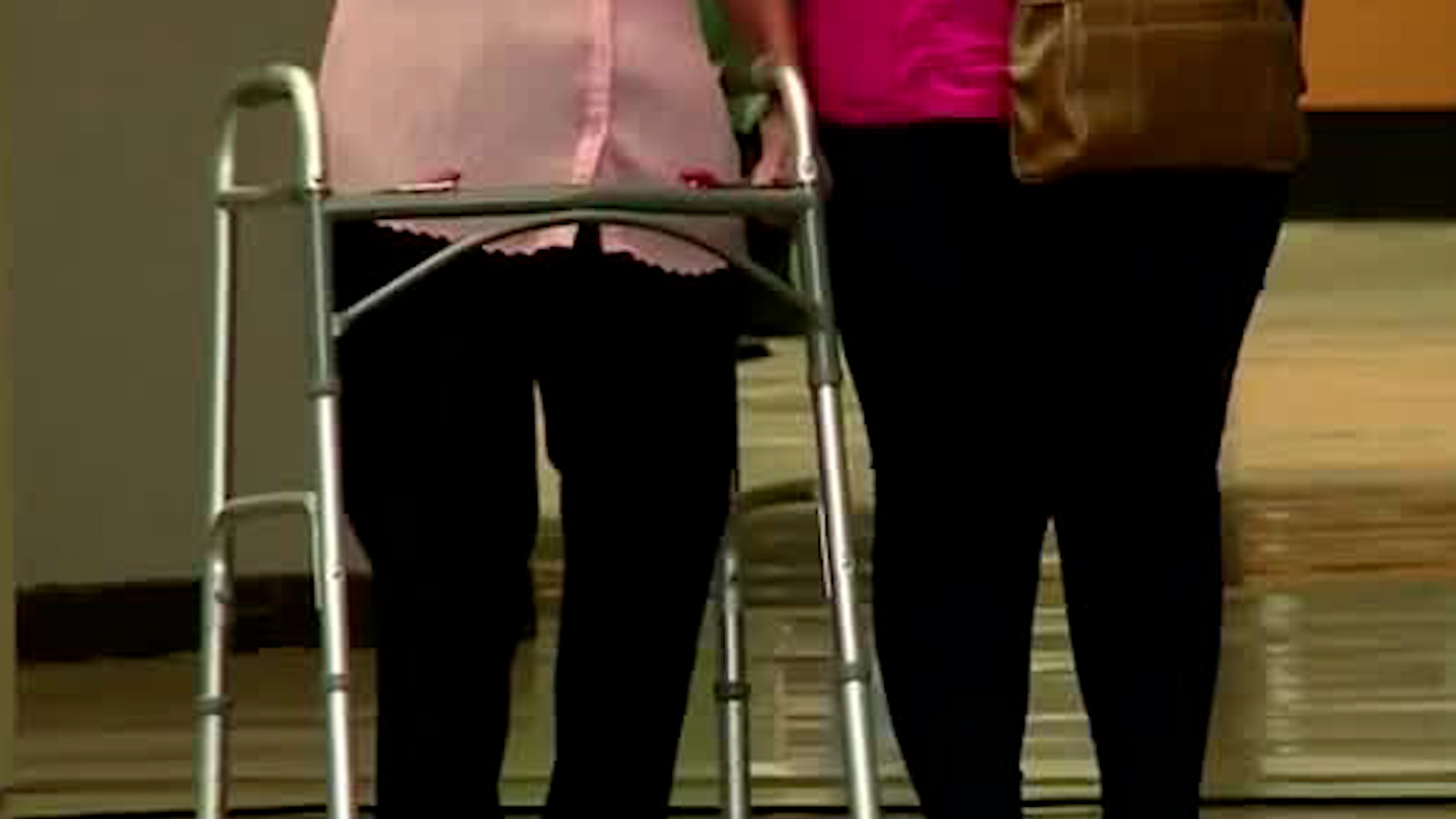 Retención de camillas en centros médicos afecta atención de emergencias