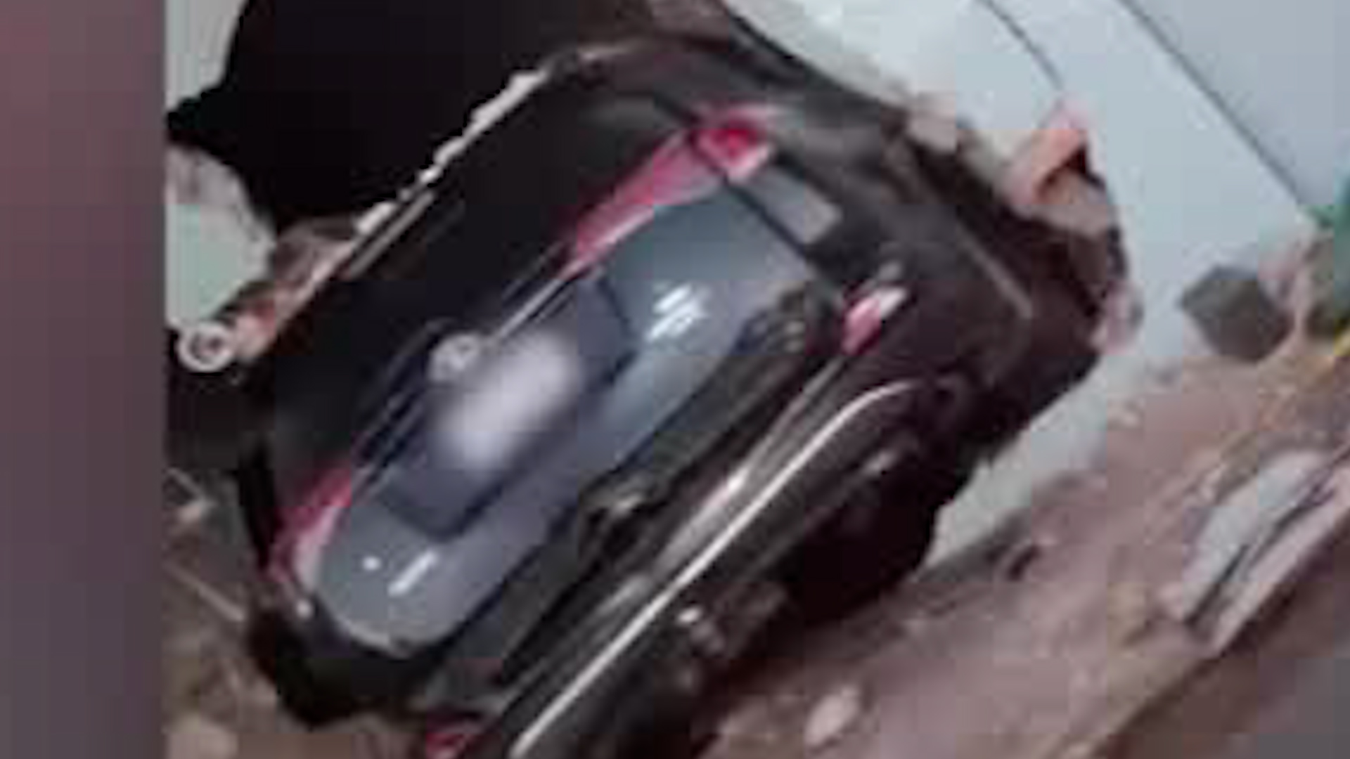 Hombre colisiona contra local en Barrio Cuba | VIDEO