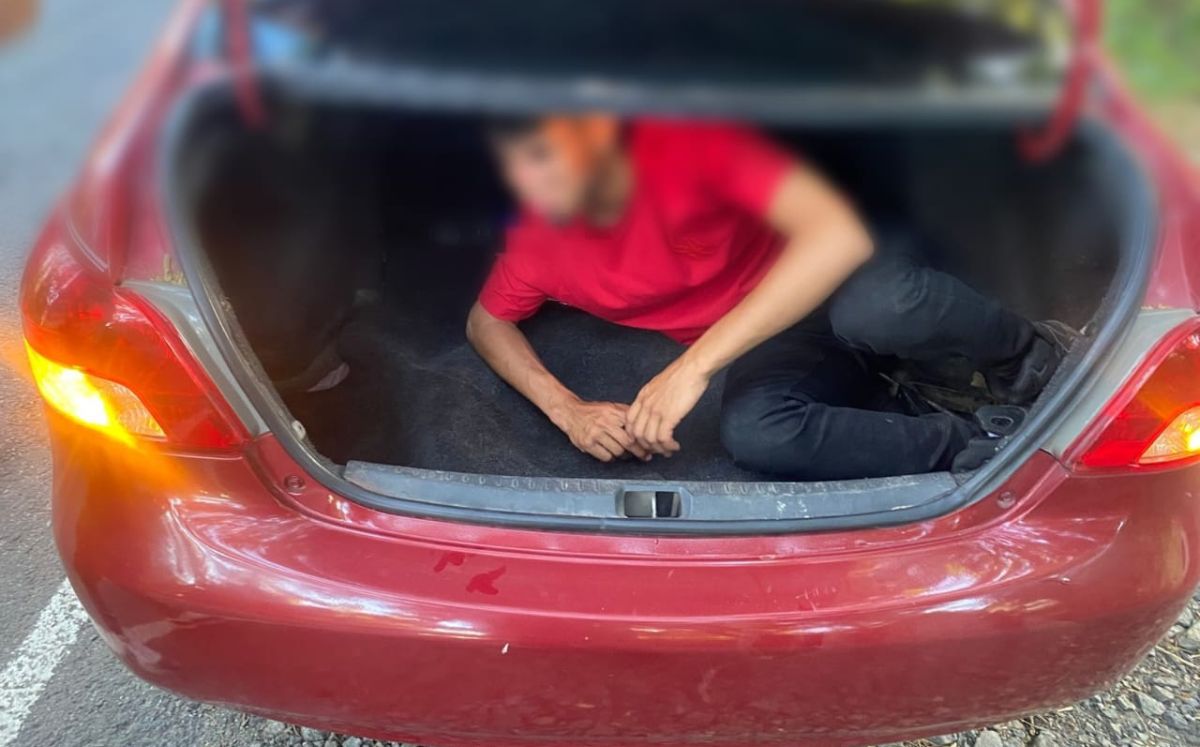 Indocumentado en cajuela de carro. (Fuerza Pública)