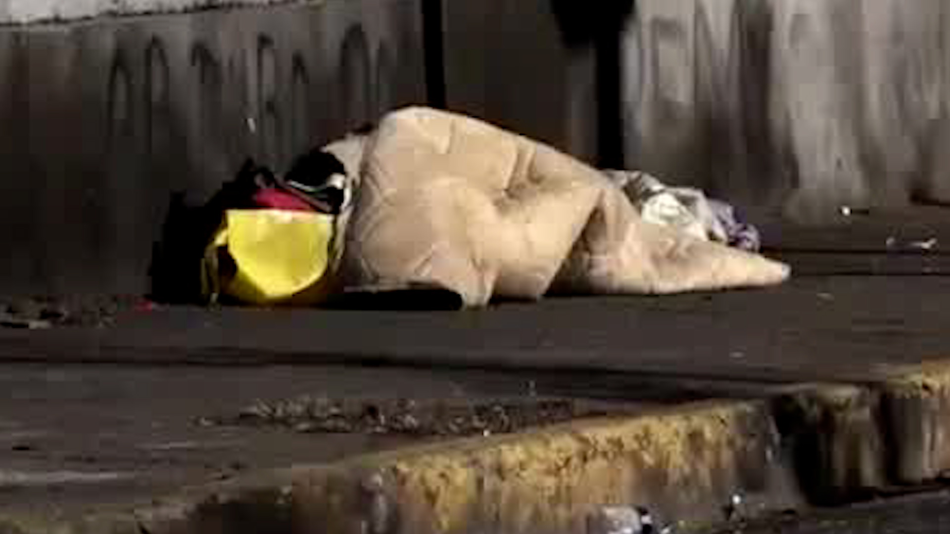 Jóvenes lanzan pólvora a habitantes de la calle | VIDEO