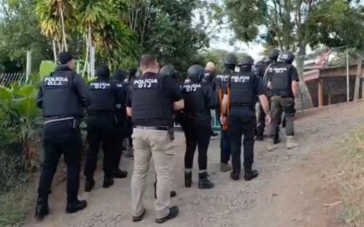 Agentes de OIJ La Fortuna ejecutaron los allanamientos. (OIJ)