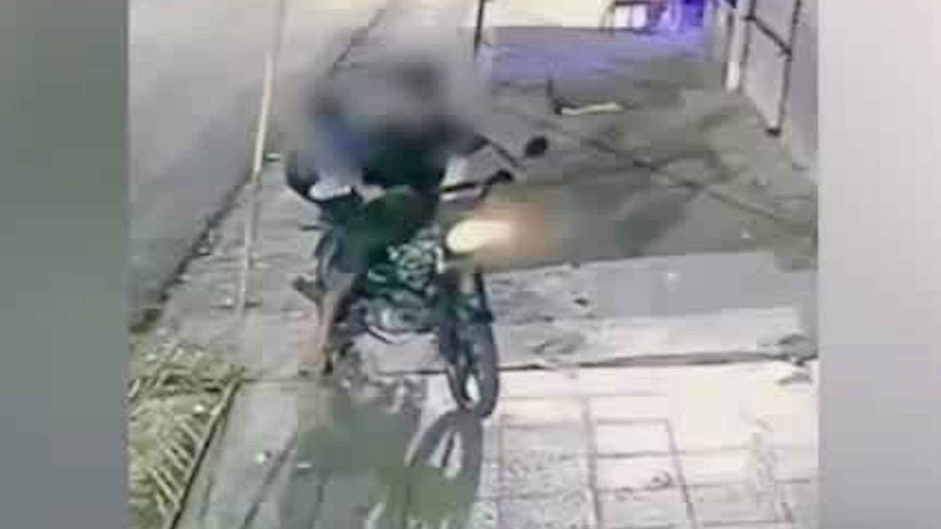 Hombre roba moto acompañado de un niño | VIDEO
