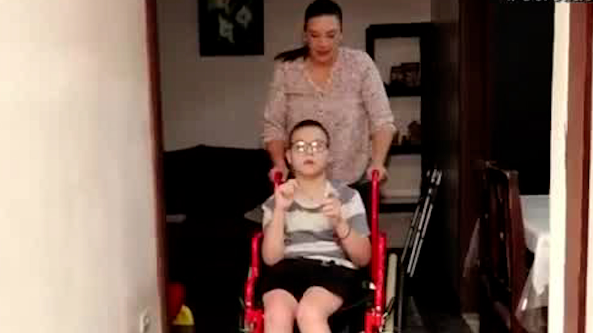 Niño necesita ayuda para adquirir silla de ruedas