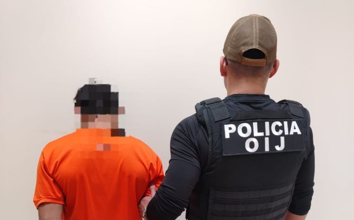 Uno de los sospechosos detenidos por los agentes judiciales. (OIJ)