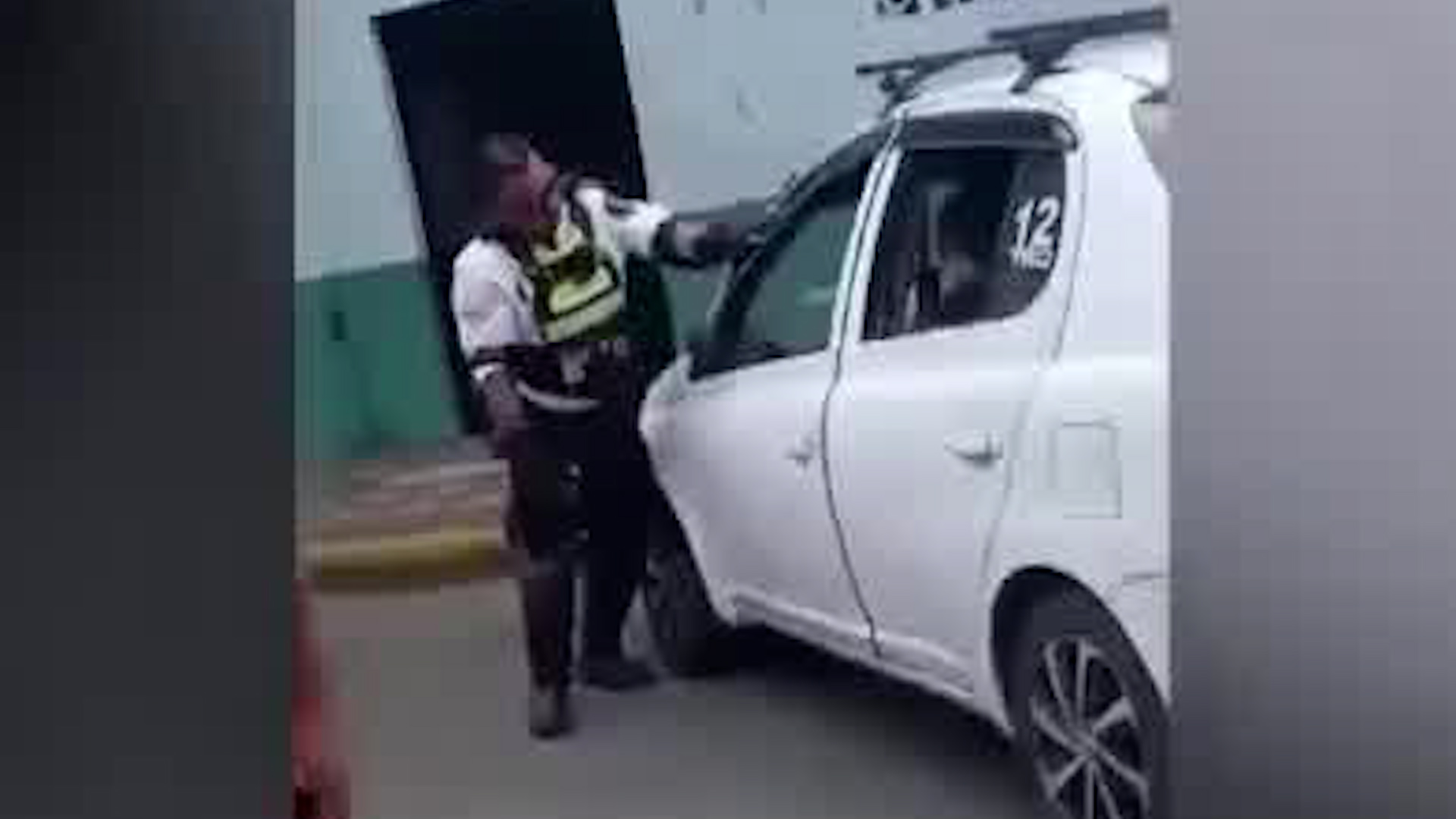 Conductores desobedecen órdenes policiales | VIDEO