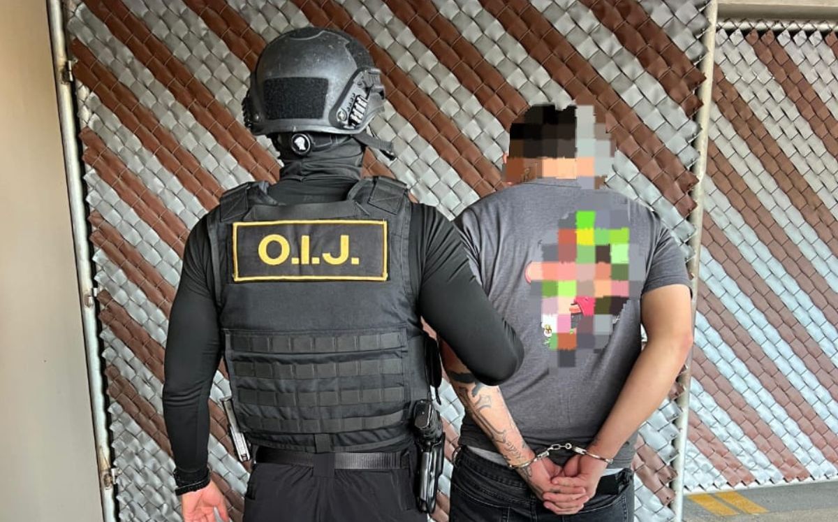 Sujeto detenido por los agentes judiciales. (OIJ)