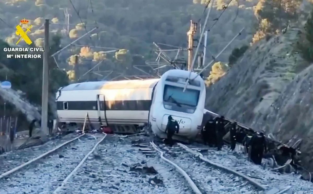 Al menos 39 personas murieron por el accidente de un tren lleno de pasajeros.