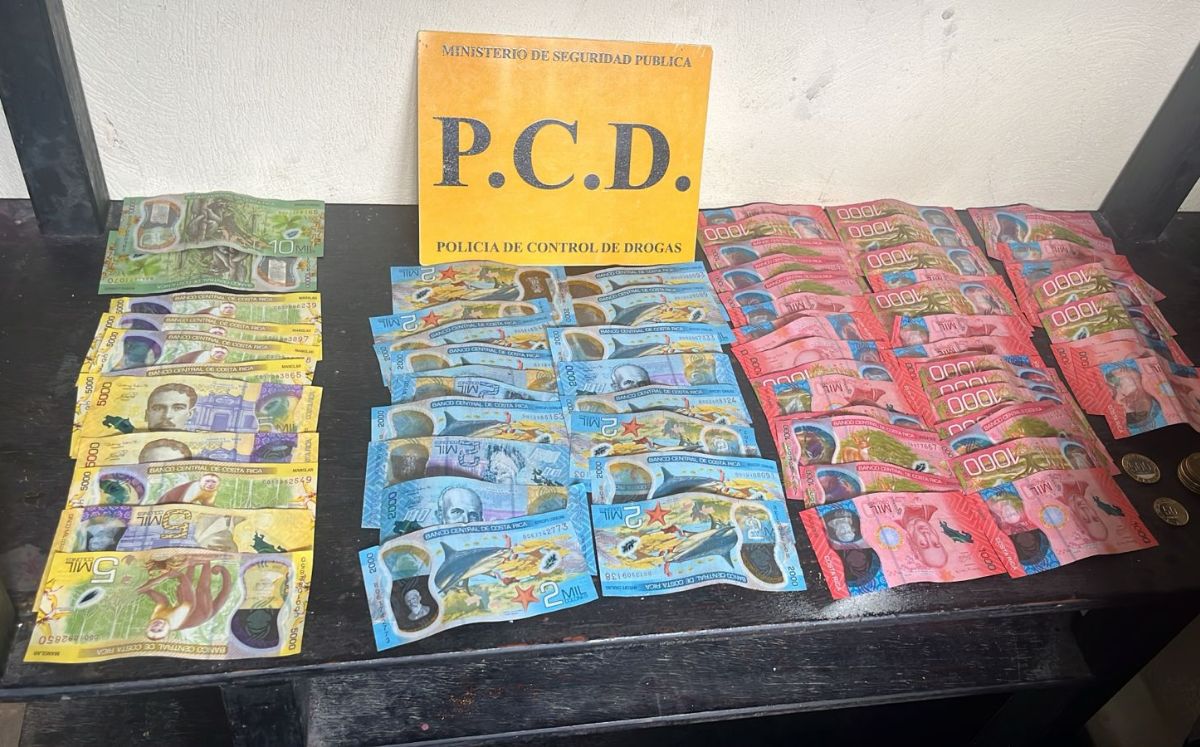 Dinero decomisado por los oficiales. (MPS)