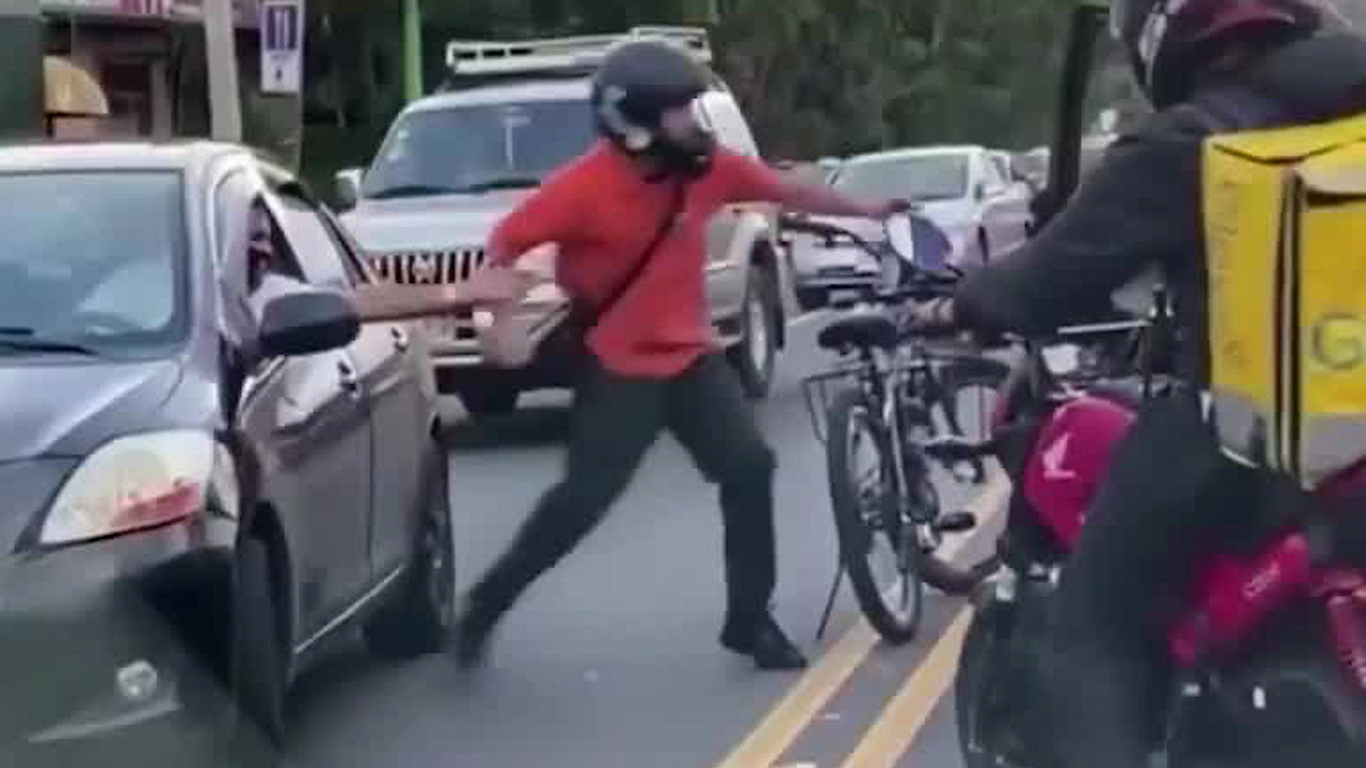 Conductor protagonizó pleito y dejó vehículo son freno de mano