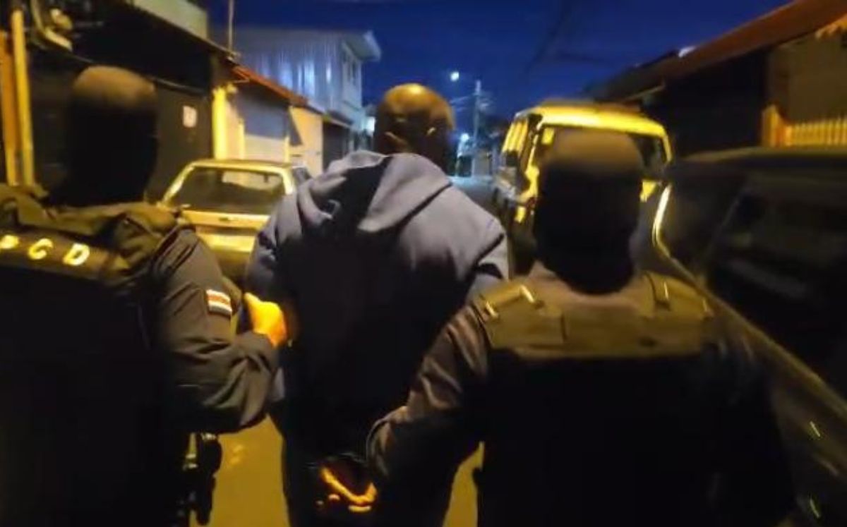 Sospechoso detenido por los oficiales de la Fuerza Pública. (MPS)