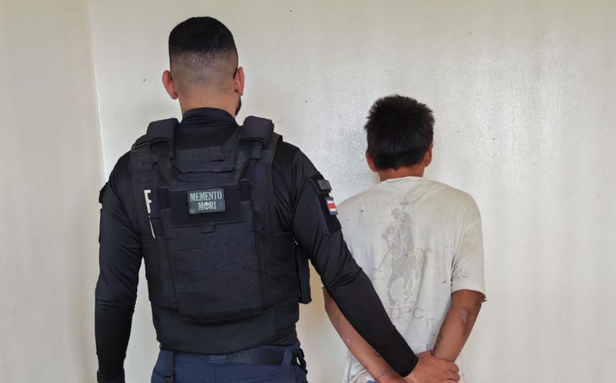 Sujeto detenido por oficiales. (MPS)