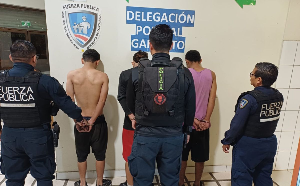 Sujetos detenidos en Puntarenas. (MPS)